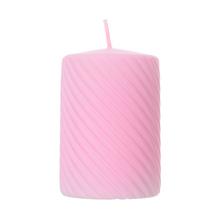 Ružová sviečka s matným povrchom a špirálovým vzorom.