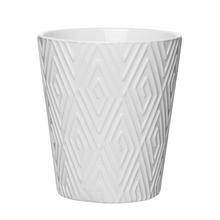 Biely keramický obal na orchideu s geometrickým vzorom.