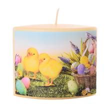 Veľkonočná sviečka s kuriatkami a vajíčkami.