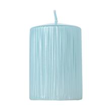 Modrá sviečka ROSE GARDEN s textúrovaným povrchom.