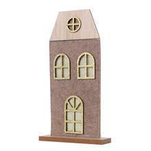 Drevený domček s oknami a zlatými detailmi.