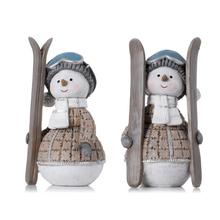 Snehuliak lyžiar s lyžami, béžovo-modro-sivá výbava.