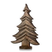 Drevený vianočný stromček v zlatej farbe.