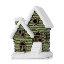 Malý zelený domček so snehom a LED osvetlením.