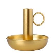 Zlatý kovový svietnik s držadlom.