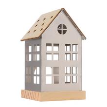 Svietnik v tvare domčeka z kovu.