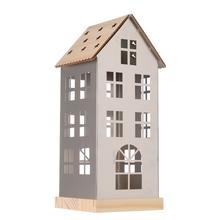 Svietnik domček z kovu s drevenou strechou.