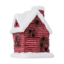 Červený domček so snehom a LED osvetlením.