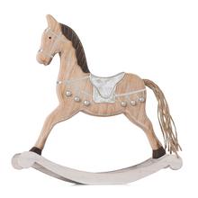 Hojdací koník z dreva v prírodnej farbe s bielymi detailmi.