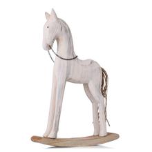 Veľký drevený koník na podstavci v prírodnej a bielej farbe.