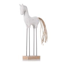 Malý dekoratívny koník na podstavci s kovovými nohami.