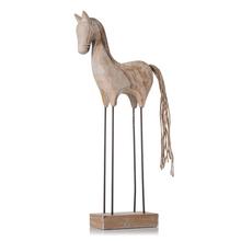 Dekoračný koník na podstavci s kovovými nohami.