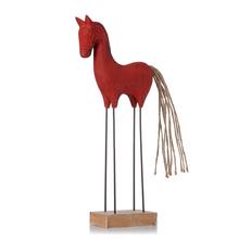 Malý dekoratívny koník na podstavci s kovovými nohami.