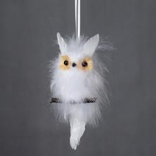 Závesná dekorácia sova biela a hnedá s perím, 18 cm.