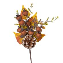 Jesenná dekorácia s šiškami, šípkami a zelenými listami.