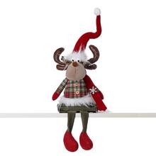 Textilná figúrka losa sediaca s červenou čiapkou a šálom.