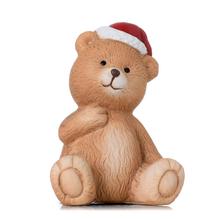 Keramický medvedík v čiapke