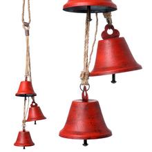 Záves zvončekov v červenej farbe s kovovým povrchom.