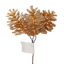 Zlatý zápich šišky s tromi šiškami.