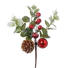 Umelé kvety s eukalyptom, šiškou a červenými bobuľami.