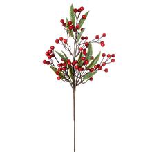 Umelá vetvička s červenými bobuľami a zelenými listami.