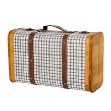 Drevený kufor s kockovaným vzorom a koženými popruhmi.