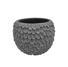 Čierny kvetináč s textúrou šupín.