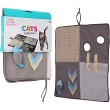 Podložka na hračky pre mačky s rôznymi textúrami a hračkami.