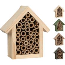 Hotel pre hmyz s drevenou konštrukciou a bambusovými trubicami.