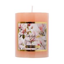 Sviečka FLORES v pieskovom odtieni s kvetinovým dizajnom.