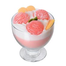 Ružová sviečka v tvare dezertu s malinami.