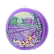 Fialová oválna sviečka s levanduľovým motívom.