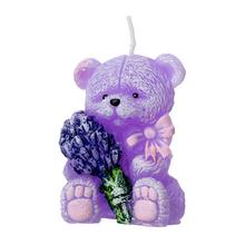 Levanduľová sviečka v tvare medvedíka s kvetom levandule.