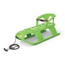 Zelené sánky s operadlom a bezpečnostným pásom.