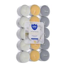 Sada voňavých čajových sviečok s bielymi kvetmi.