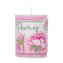 Ružový sviečkový valec s kvetinovým motívom pivoniek.