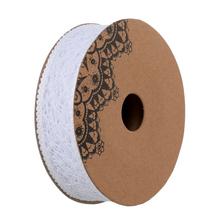 Biela látková stuha na aranžovanie.