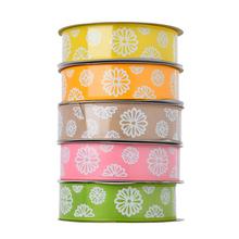 Stuhy v mixe farieb s kvetinovým vzorom.