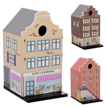 Drevená búdka pre vtáky v troch rôznych dizajnoch.