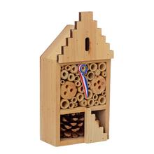 Hotel pre hmyz s rôznymi úkrytmi a otvorom na vstupe.