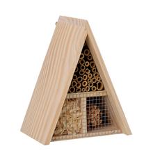 Hotel pre hmyz s drevenou konštrukciou a rôznymi úkrytmi.