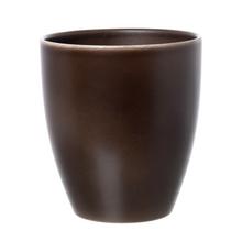 Hnedý keramický kvetináč s hladkým povrchom.