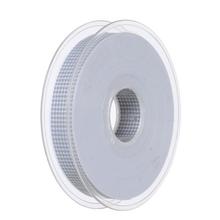 Biela textilná stuha na rolke.