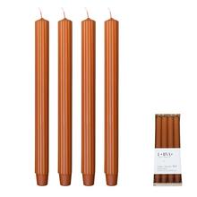 Kónické sviečky KÓNICKÁ LUNA KARAMEL v balení po 4 kusoch.