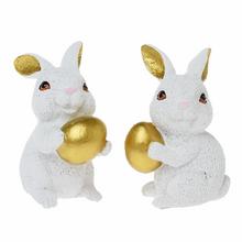Biely zajačik s vajíčkom v zlatom, dekorácia na Veľkú noc.