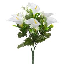 Kytica umelých kvetov kala v krémovej farbe s zelenými listami.