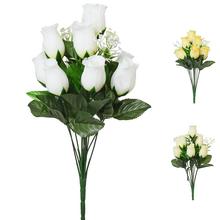 Umelá kytica ruží s bielymi kvetmi a zelenými listami.