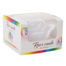 Biela nízka diodová sviečka v tvare ruže.