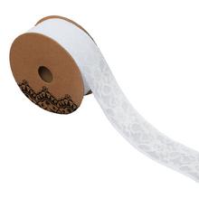 Biela stuha s čipkovým vzorom na rolke.