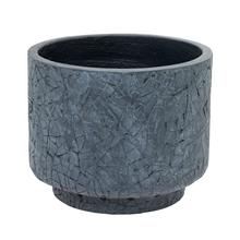 Šedý keramický kvetináč s mrazuvzdornou úpravou.